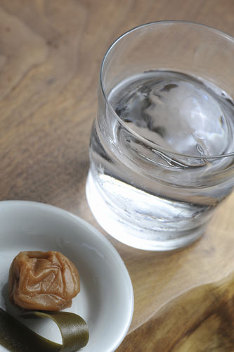 焼酎のロックやお湯割りの量ってどのくらい? おいしいコツを伝授