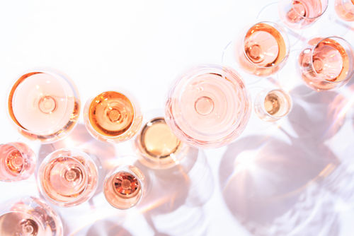 華やかな色合いが人気のロゼワインを飲もう!
