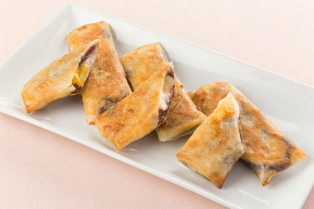 バナナ、みかんやパイナップルなどのフルーツの缶詰、レーズン、つぶあん、クリームチーズを春巻きの皮で巻きます。パリパリの皮とほんのりとろけたクリームチーズ、果物とつぶあんの甘酸っぱさが絶妙!