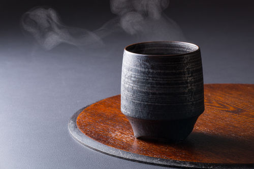 プレミアム焼酎の「佐藤」を醸すのは、1906年創業の佐藤酒造。当初は鹿児島県姶良市加治木町にて焼酎造りを行っていましたが、戦後、鹿児島県北部の霧島市牧園町に移転。現在も同地にて、霧島山系の伏流水を仕込み水に、限りなく素直な芋の香りや味を表現する焼酎造りに励んでいます。製造する芋焼酎は「佐藤」「さつま」。それぞれ白麹、黒麹仕込みがありますが、いずれもしっかりと芋の旨味が味わえる、まさに質実剛健な本格芋焼酎ばかりです。