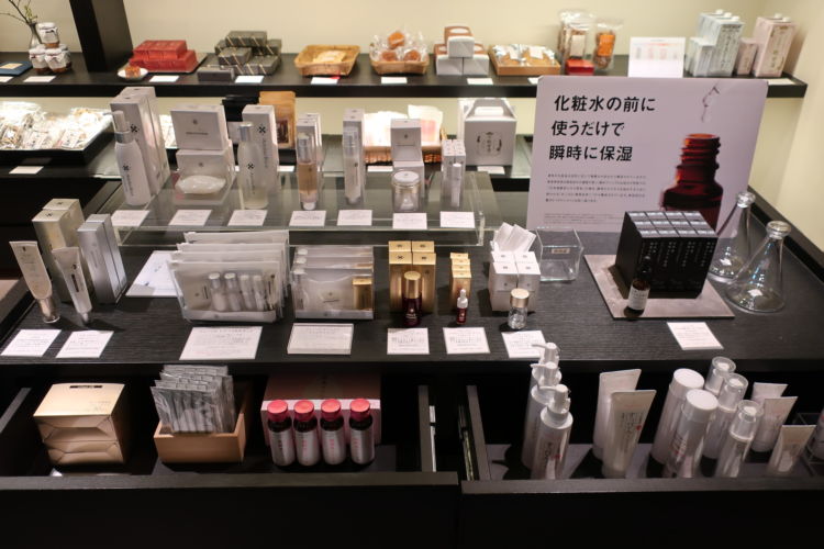 2003年より本格的に化粧品事業を展開。日本酒に含まれる美容成分や米発酵について、長年に渡り研究を重ね、数ブランドの商品が誕生しています。