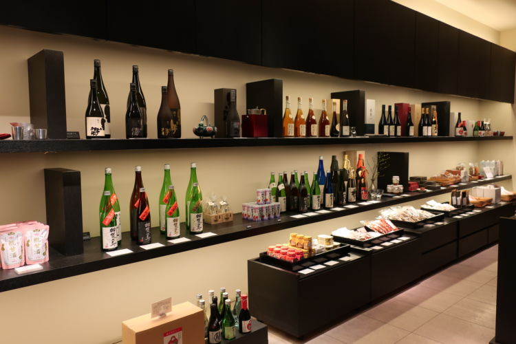酒蔵のすぐ隣にある直営店舗の金沢店。 「純米酒のある日常」をテーマに純米酒全ブランドをはじめ、酒器や酒肴などを揃えています。
