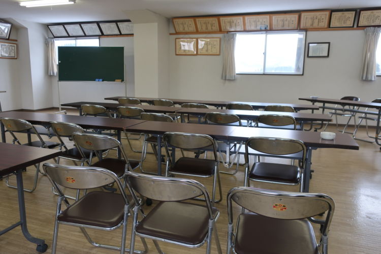 酒類鑑定官を退任後も、新人の鑑定官が泊まり込みで佐藤社長のもとに研修に訪れ指導を仰いだことも。酒蔵内の会議室では現在も勉強会や講演などを行っているそうです。