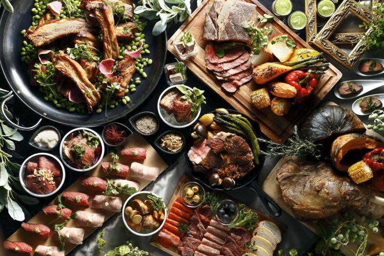 “肉の祭典”のディナービュッフェを「惑星カクテル」とともに