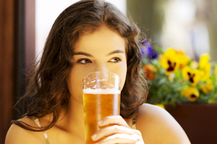 ビールが苦手な女子にも人気! フルーティな「白ビール」とは?