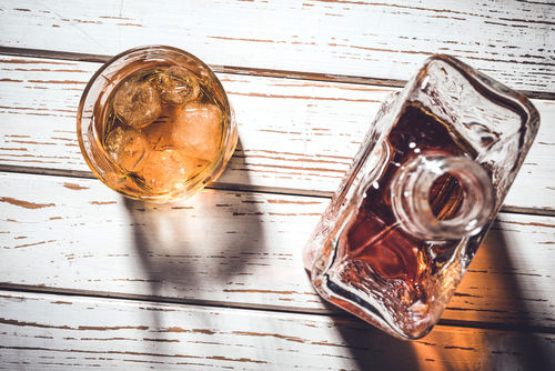「チェイサー」の語源は、ウイスキーを「追いかける」ように飲むことから