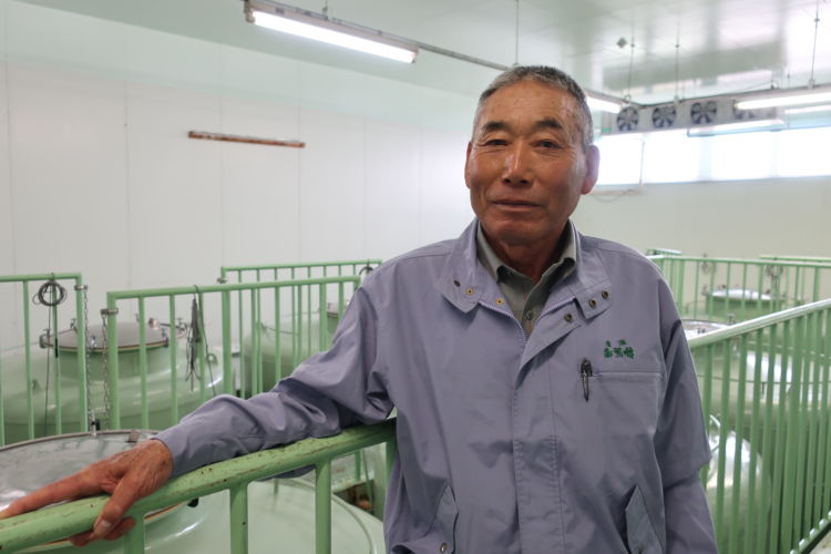 夏はセロリの栽培、冬は日本酒造りに励む田中杜氏。