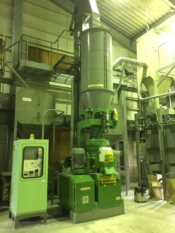 蔵内に設置されている精米機。