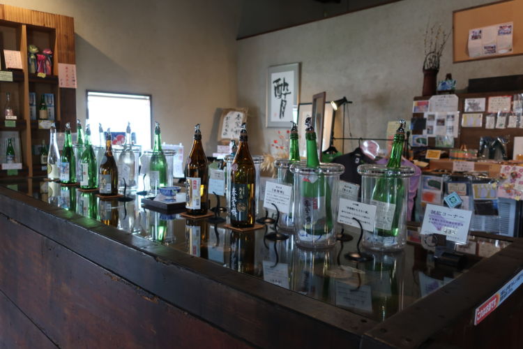 常時15アイテムの日本酒を用意している試飲コーナーは430円でたのしめます。