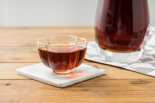 「紅」酒なのに黄金色をしているのはなぜ?