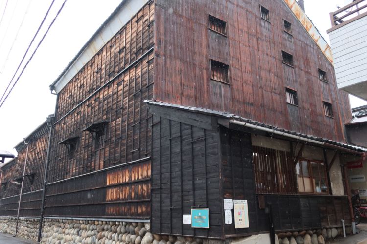 1878年(明治11年)の大火で焼失し、その後、再建された酒蔵。路地からは通りに面した南蔵を眺めることができます。