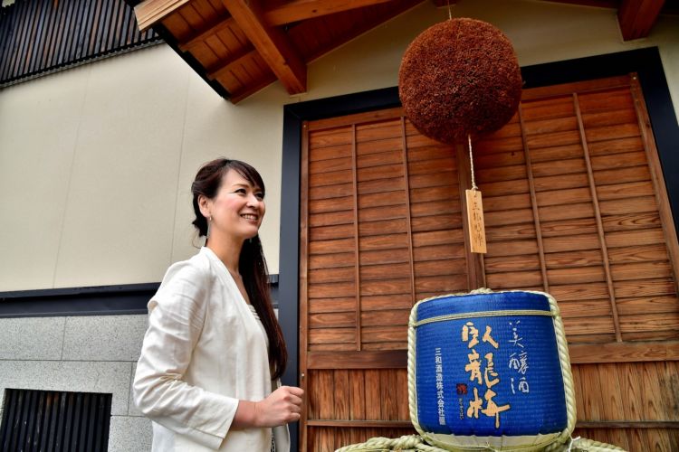 コバルトブルーにゴールドで『臥龍梅(がりゅうばい)』の文字。「とてもスタイリッシュな菰樽(こもだる)ですね」。