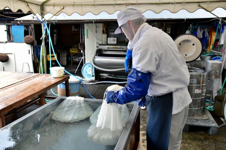 10kgごとに分けて「限定吸水」を行います。