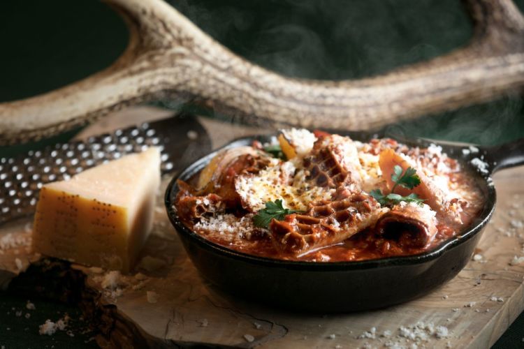 メイン料理は、秋が食べごろの猪肉ときのこをすき焼き仕立てに