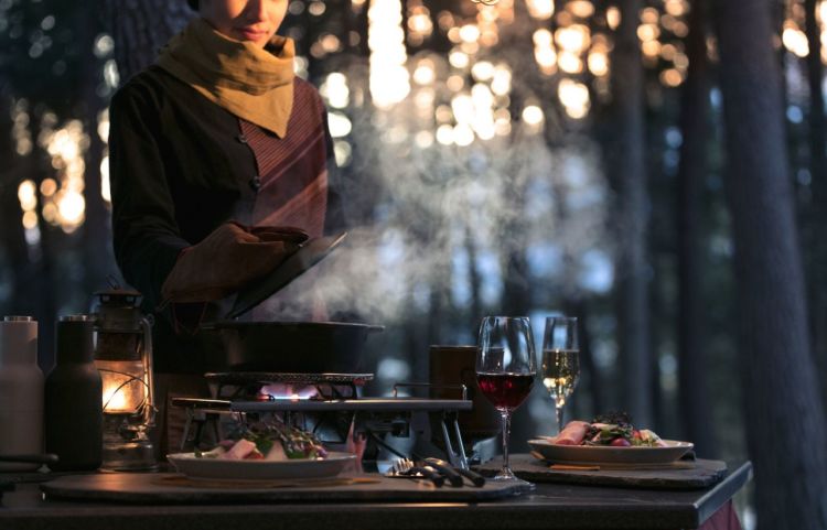 屋外ダイニングでグランピングマスターと作る体験型の食事