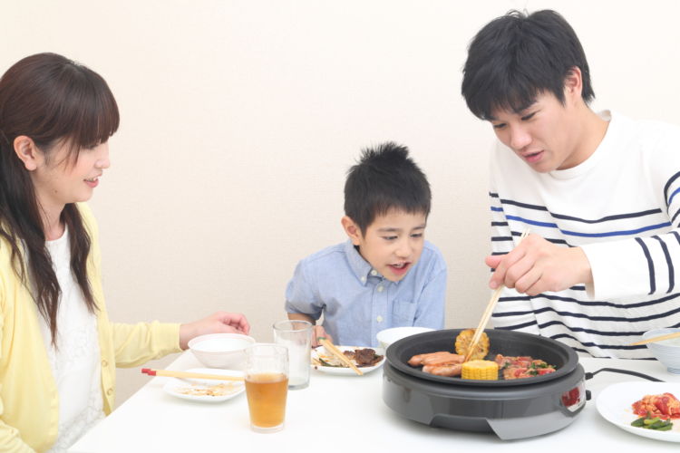 月末の金曜日は親子でお料理。ホットプレートで! ~親子でワイワイ、夏休み最後の鉄板団らん~