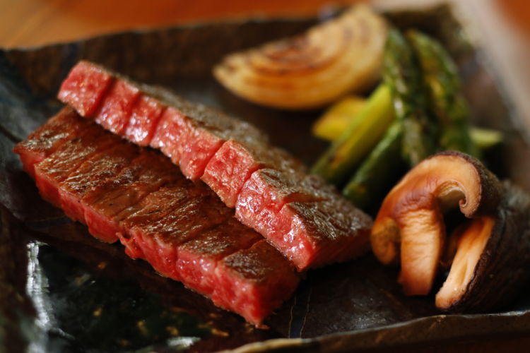 厳選した4種のお肉を、熟練シェフが目の前で鉄板焼に!