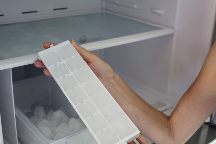 家庭用の冷凍庫でおいしい氷を作るコツ