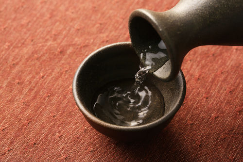「㐂六(きろく)」は、水割り、お湯割りの両方でたのしめる芋焼酎