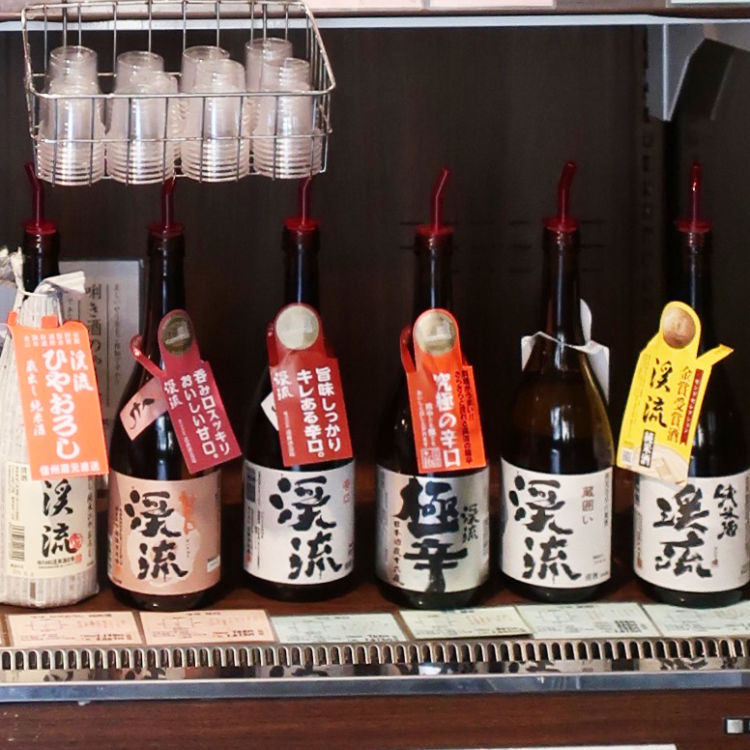 お酒にはお客さんに商品をわかりやすく解説した首掛けを。
