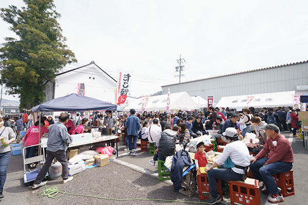 日本酒を1杯100円でたのしめる蔵開きは3日間開催され、街の大人気のイベントに。