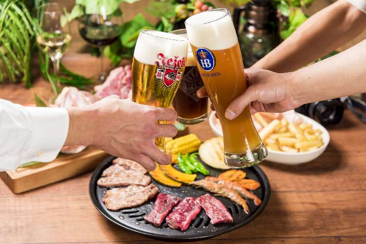 世界各国のビールや料理が常時たのしめる屋上フードコート