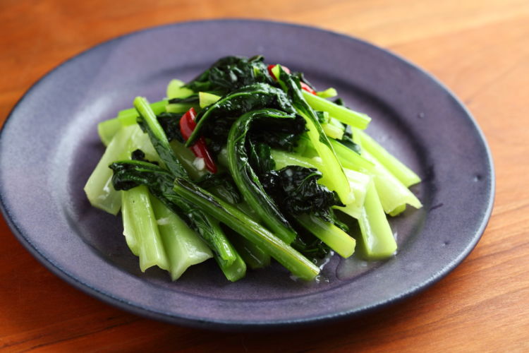 にんにくの風味が食欲をそそる「青菜にんにく蒸し炒め」