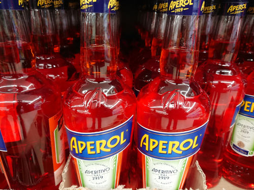 アペロールはイタリア生まれの食前酒に適したリキュール