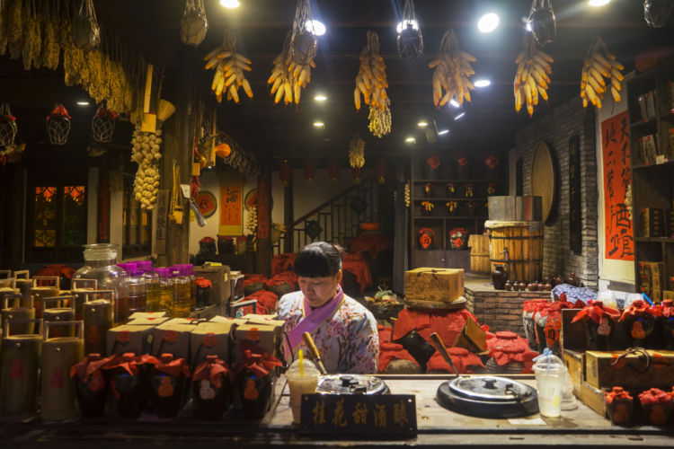 通信または1年以内に受験して、中国酒のソムリエ「中国酒類鑑定士」に!