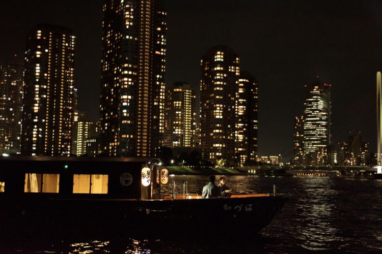 冬の夜景を眺めながら、おでんと熱燗を粋にたのしむ「東京・冬夜の舟あそび」