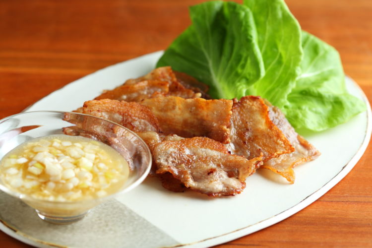 香ばしい豚バラ肉とネギの相性が抜群! 「カリカリ豚のネギだれのせ」