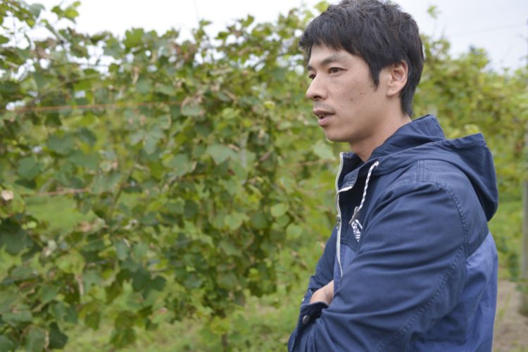 代表である母・千恵子さんとともにワイン造りに取り組む掛川さん。