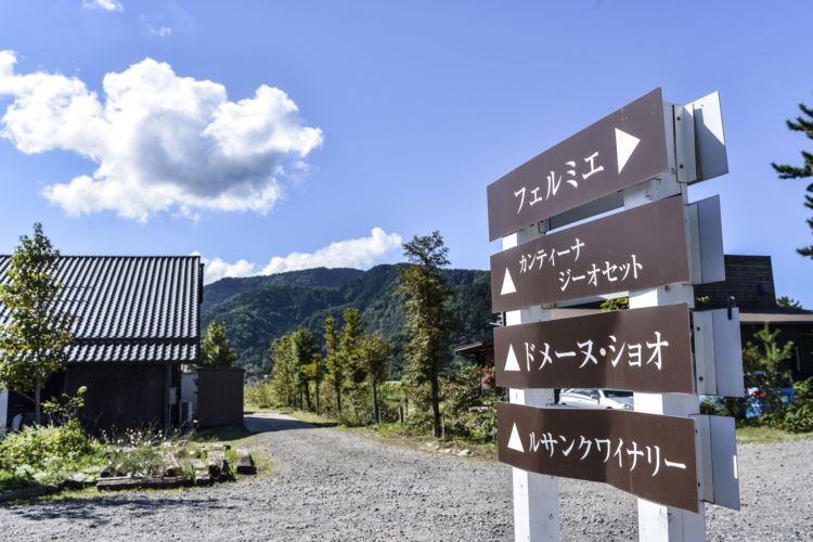 カーブドッチワイナリーの敷地には、仲間となったワイナリーへの案内が掲示されています。