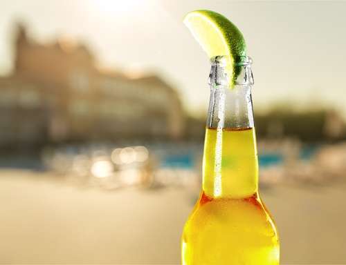 メキシコのビールというと、透明な瓶に入った淡色の「コロナ」を思い浮かべる人が多いのではないでしょうか? コロナのような軽くて爽やかな味わいのビールに、ライムやレモンを絞って飲むスタイルが有名。でも実は、メキシコはビールのスタイルが豊富なビール大国。20種類以上の国産ビールが存在しています。メキシコには、アルコール度数が高く濃色の個性的なビールもあります。