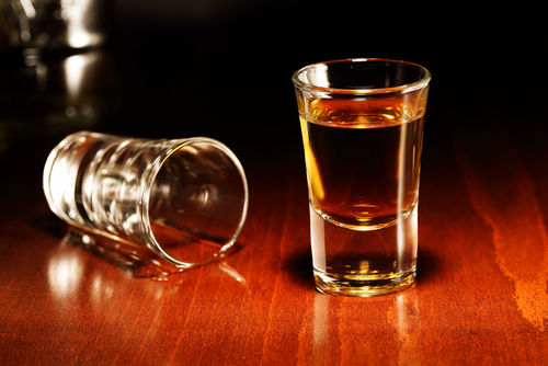 ストレートで飲むならショットグラスで