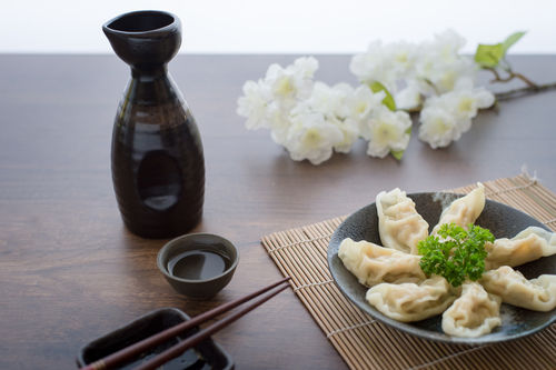 「花の舞」はすっきり軽快な飲み口で食事を引き立てる