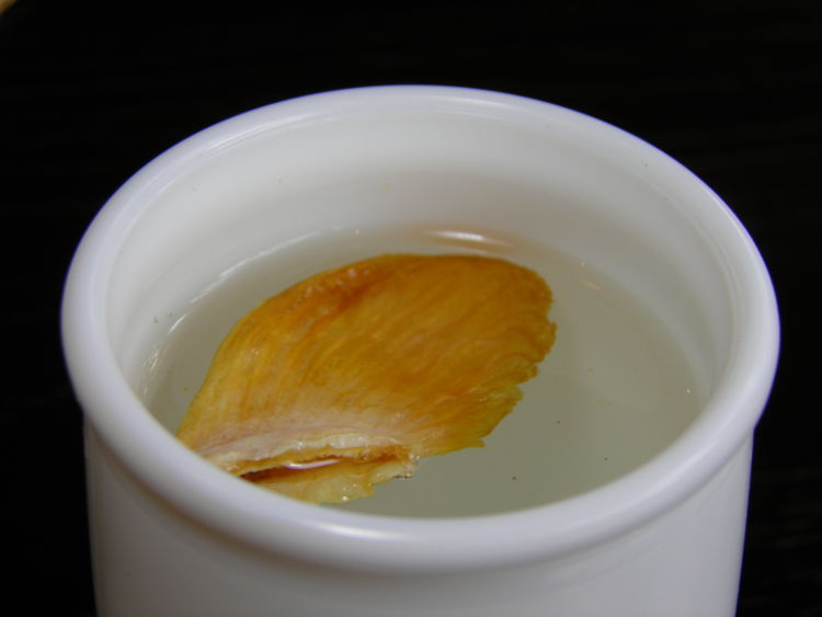 “とらふく”のひれを使った、すぐ飲めるひれ酒と焼きひれ