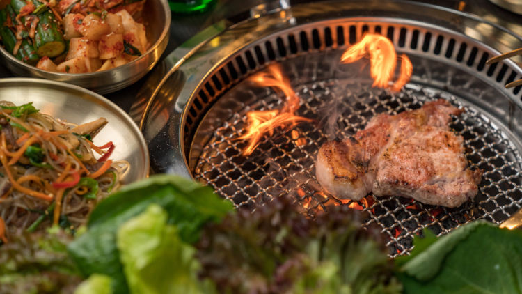 「サムギョプサル」は2種類の霧島豚を贅沢に食べ比べ
