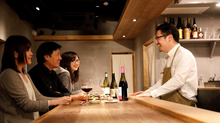 焼き鳥に合う日本酒や焼酎、ワインもここならではの品揃え