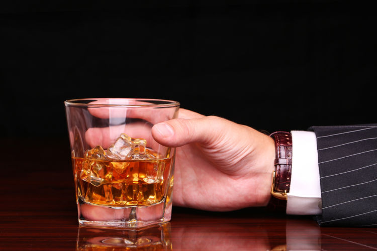 「ブラックニッカ」と「角」、定番ウイスキーを飲みくらべ