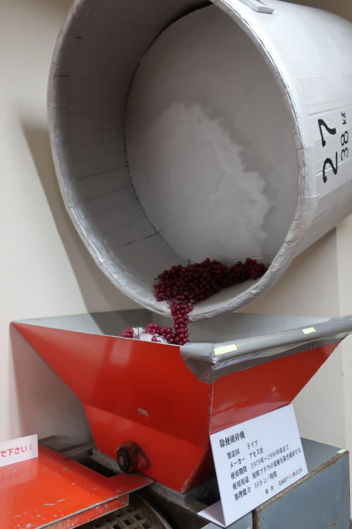 ワイナリー内に展示されている、創業当時に使用していたドイツ製の除梗・破砕機。