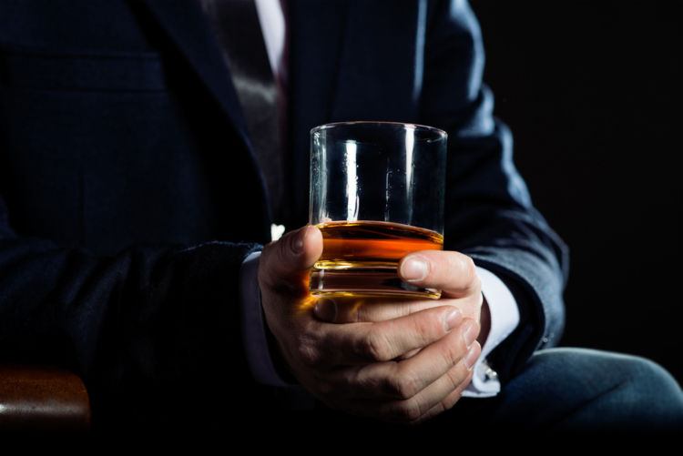 働くお父さんに聞いた!オトコの1人家飲みで何をする?その魅力とは?(家飲み編)