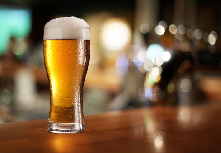 シャンディガフを飲む