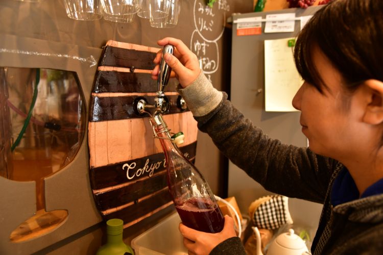 クラフトビールのバーに設置されているようなタップから注がれます。