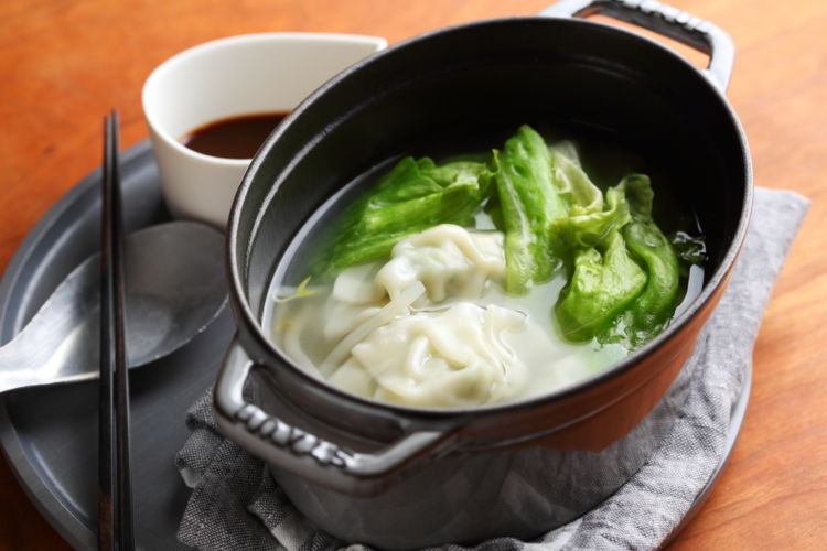 晩御飯が面倒な日はやっぱり鍋料理!「水餃子レタス鍋」