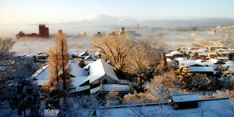 茅ぶき屋根の民家が点在する雪深い地に、創業当時のまま残る蔵