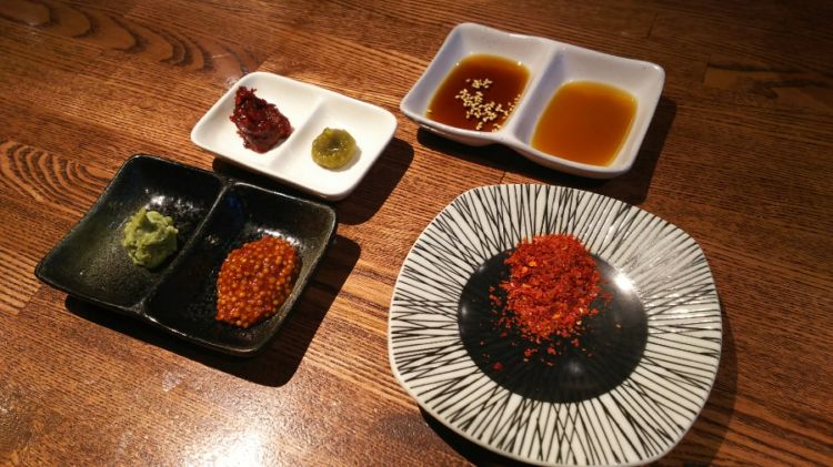 天平特製のチリマスタード、刻みわさび、辛味噌、ゆず胡椒とタレ2種。さらに、風味豊かな粉唐辛子。