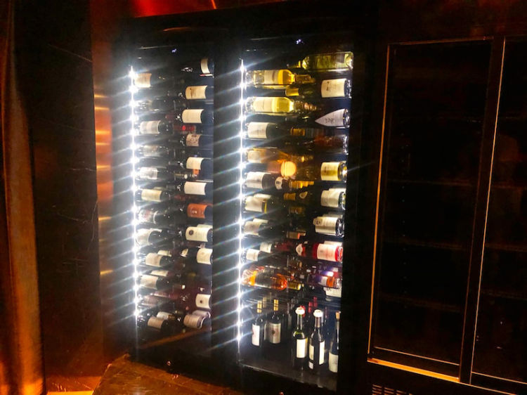 入口入った瞬間からワインとワイングラスが美しい! 店内は赤・黒・白のトーンで華やかながらも落ち着いた雰囲気です。