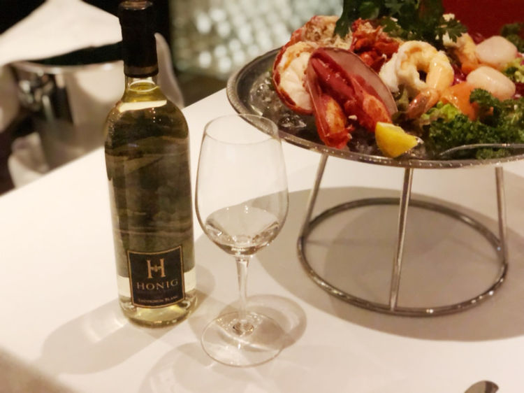 ホーニッグ・ソーヴィニョン・ブランは、白桃のような香りでそのままでも飲みやすいですが、オマール海老など甲殻類の甘みととても合います。カベルネの産地として有名なラザフォード周辺で育ったブドウなので「ラザフォード・ダスト」と呼ばれるミネラル成分が豊富。爽やかさが最初の一皿にもぴったりの相性です。鮮度がよいシーフードをダイナミックに味わいながら爽やかな白ワイン。おいしい。
