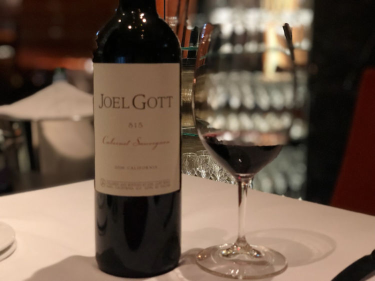 一方で、ジョエル・ゴット・カベルネ・ソーヴィニヨンはキレイな酸味とハーブのような香り、最後はキレがあります。青臭みもないので、USビーフやラムの個性とも相性よいです。キリッと引きしまる感じです。